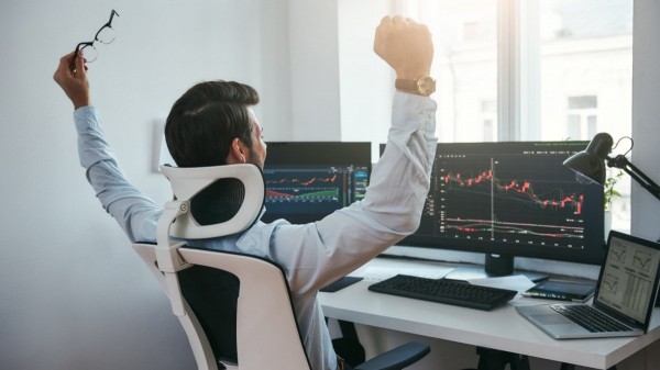 
                    Трейдер превратил $809 в $510,000 на инвестициях в мемкоин szn                