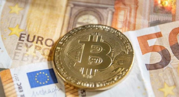 Биткоин и евро усиливаются против доллара на фоне распродажи акций и облигаций Биткоин и евро усиливаются против доллара на фоне распродажи акций и облигаций