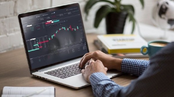 Стабильность в США и ETF на Solana: криптовалюты снова растут Стабильность в США и ETF на Solana: криптовалюты снова растут