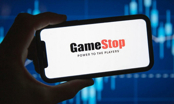 
                    Руководство GameStop начало активно скупает акции компании                