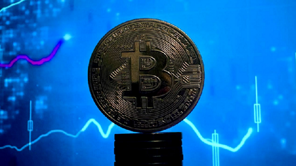 Биткоин-ETF дождались денег: курсы криптовалют растут &mdash; что дальше