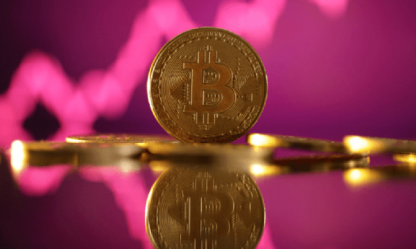Биткоин держится около отметки в $63 800, поскольку вызванная войной распродажа затронула все, кроме криптовалют