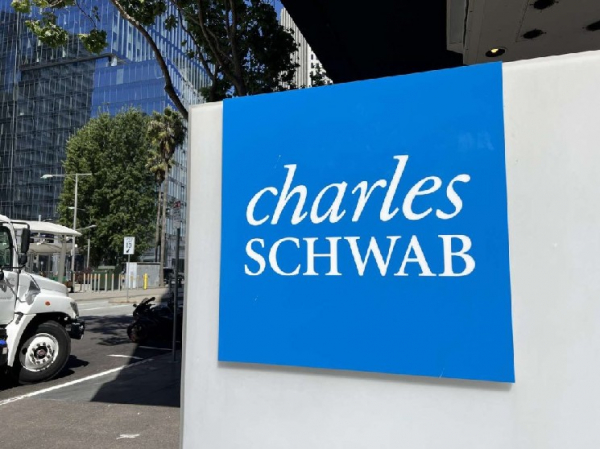 Американский криптогигант Charles Schwab предпринимает шаг, который встряхнет криптовалютный рынок: добавлена поддержка еще трех альткоинов!